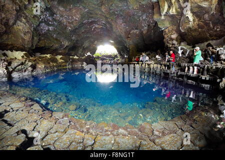 Insel Lanzarote - Sees in vulkanischen Höhle Jameos del Aqua, Kanarische Inseln, Spanien Stockfoto