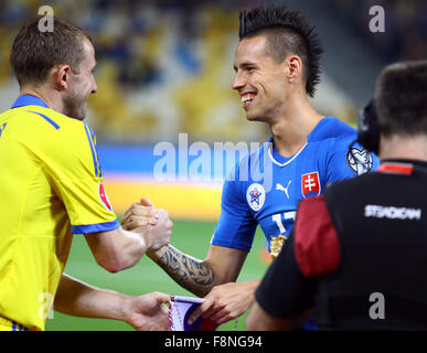 Kiew, UKRAINE - 8. September 2014: Olexandr Kucher der Ukraine schüttelt Hände mit Marek Hamsik der Slowakei während der UEFA EURO 2 Stockfoto