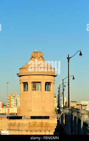 Markante Brücke Türme aus den ersten Jahrzehnten des 20. Jahrhunderts sind allgemeine Befestigungen in Chicago. Chicago, Illinois, USA. Stockfoto