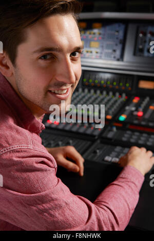 Ingenieur am Mischpult im Tonstudio Stockfoto