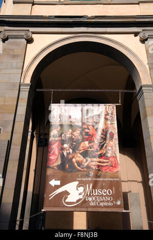 Schild über Diocesano Museum mit Gemälde von Luca Signorelli 'Trauer über die toten Christus', Cortona, Toskana, Italien Stockfoto