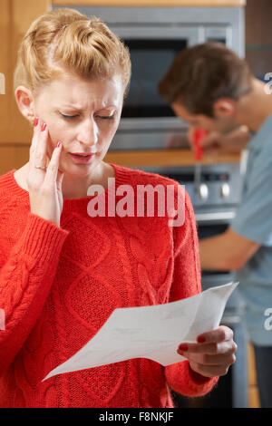Besorgt Frau betrachten Reparatur-Rechnung Stockfoto