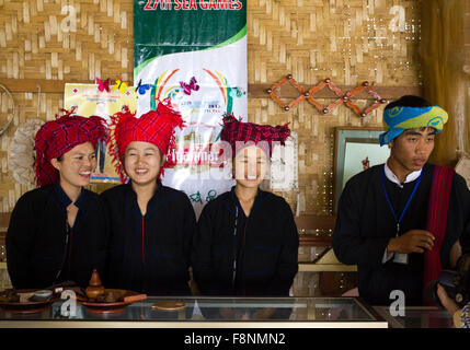 Typische Mädchen aus der Shan-Staat in Myanmar. Orange, rote Kopftuch werden von Frauen der ethnischen Gruppe der Pa-O getragen. Pa'O Menschen Stockfoto