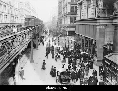 Shopper und Hochbahn entlang der Sixth Avenue, New York City, USA, ca. 1903 Stockfoto