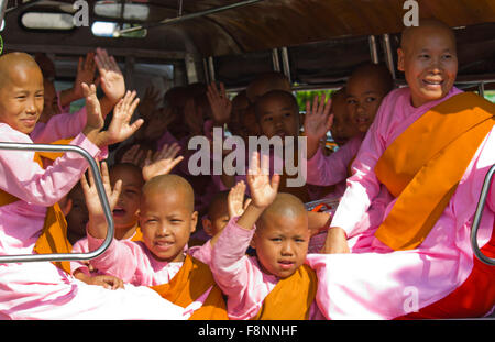 Kleine Mädchen Mönche in einem Kleinbus nach einem Besuch in den Markt für wohltätige Zwecke, Fragen gehen Sie zurück zum Kloster, Gruß an die Menschen Stockfoto