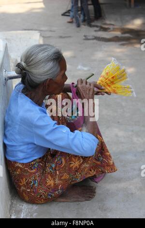 Alte asiatische Frau einer handgemachten Zigarre Stockfoto