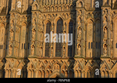 Detail der Fassade (Westfront) der Kathedrale von Wells, Wells, Somerset, England Stockfoto