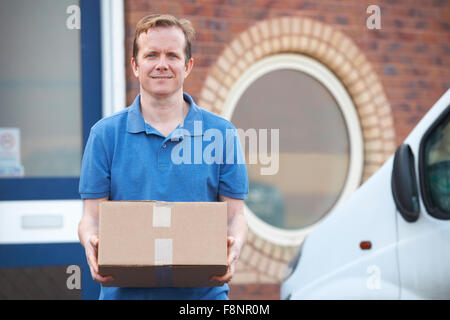 Kurier liefert Paket Office Stockfoto