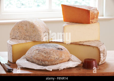 Auswahl von Käse an Bord mit Messer Stockfoto