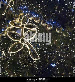 Detail der Weihnachtsbaum Dekoration in der Nacht auf Staromestske Namesti Platz in Prag Stockfoto