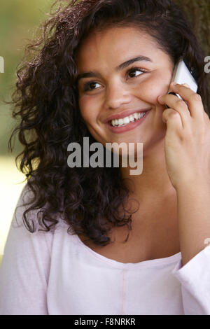 Junge Frau mit Handy im freien Stockfoto
