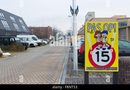 UTRECHT, Niederlande - 7. Februar 2015: Hüten Sie sich vor der Kreuzung Kinder Schild mit Geschwindigkeitsbegrenzung in einem Wohngebiet Stockfoto