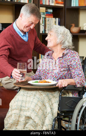 Senior woman Frau im Rollstuhl mit Mahlzeit servieren Stockfoto