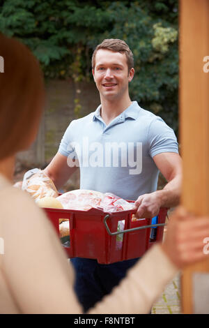 Man liefert Online-Supermarkt bestellen Stockfoto