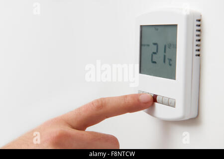 Nahaufnahme von Hand einstellen digitale Zentralheizung Thermostat Stockfoto
