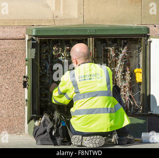 Service-Telefon-Ingenieur arbeitet an Stadt-Zentrum-Anschlussdose. UK Stockfoto