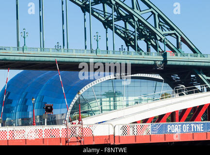 Blick auf die Drehbrücke (nächste), Tyne Bridge und Sage Gateshead Gebäude aus Newcastle Quayside. England, UK Stockfoto