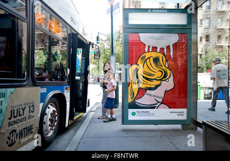 Ein Pop-Art-Gemälde von Roy Lichtenstein ist auf einem Bus Shelter Werbetafel in New York City im Rahmen der Veranstaltung Kunst überall wiedergegeben. Stockfoto