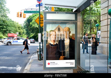 Ein Zuschuss Holzmalerei ist auf einem Bus Shelter Werbetafel in New York City im Rahmen der Veranstaltung Kunst überall wiedergegeben. Stockfoto