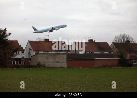 London, UK. 10. Dezember 2015. Eine Air Canada Flugzeug startet vom Flughafen Heathrow am Tag für Premierminister David Cameron endgültige Entscheidung über Heathrow 3. Start-und Landebahn Erweiterung vorgesehen. Bildnachweis: Mark Kerrison/Alamy Live-Nachrichten Stockfoto