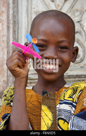 Porträt des jungen mit Spielzeugflugzeug, Benin Stockfoto