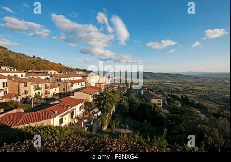 Cortona, Ansicht von der Piazza Garibaldi, Toskana, Italien (im Hintergrund, auf der rechten Seite der Trasimeno-See) Stockfoto