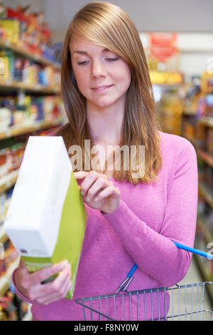 Frau, Prüfung, Kennzeichnung auf Box im Supermarkt Stockfoto