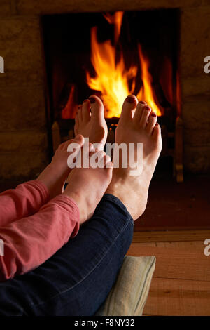 Mutter und Kind, die Erwärmung der Füße durch Feuer Stockfoto