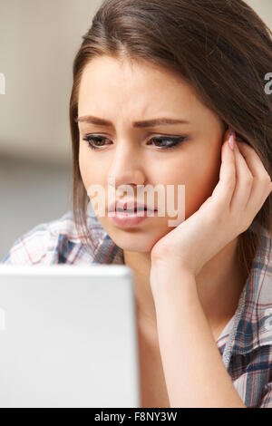 Teenager-Mädchen Opfer von Online-Mobbing mit Laptop Stockfoto