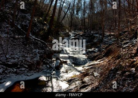 Ein Bach Fluss ist fast bei extremen Wetter im Januar 2015 gestoppt. Stockfoto