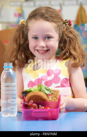 Schüler der Grundschule mit gesunde Lunch-Box Stockfoto