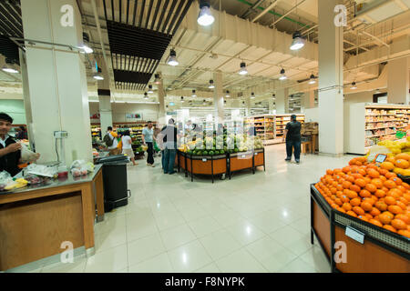 Dubai - 8. August 2014: Dubai Supermarkt Waitrose am 8. August in Dubai, VAE. Dubai Supermarkt Waitrose ist der größte Supermarkt Stockfoto