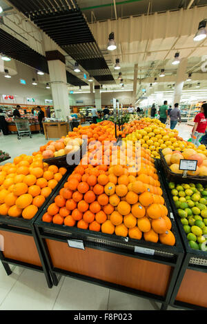 Dubai - 8. August 2014: Dubai Supermarkt Waitrose am 8. August in Dubai, VAE. Dubai Supermarkt Waitrose ist der größte Supermarkt Stockfoto