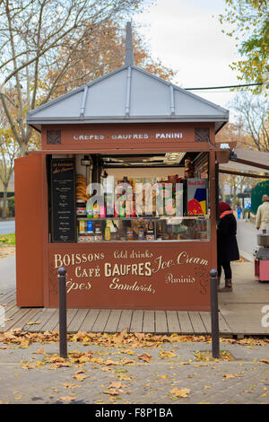 Ein kleiner Kiosk, Verkauf von Getränken, Snacks und Souvenirs in der Nähe des Eiffelturms in Paris, Frankreich Stockfoto