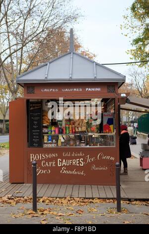 Ein kleiner Kiosk, Verkauf von Getränken, Snacks und Souvenirs in der Nähe des Eiffelturms in Paris, Frankreich Stockfoto