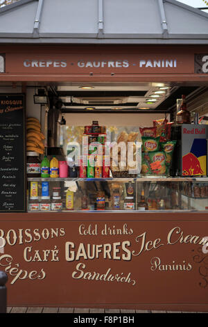 Ein kleiner Kiosk, Verkauf von Getränken, Snacks und Souvenirs in der Nähe des Eiffelturms in Paris, Frankreich Stockfoto