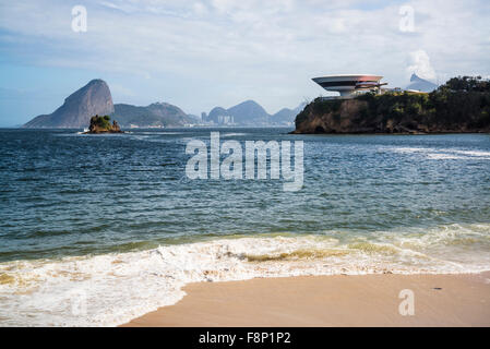 Das Museum für zeitgenössische Kunst in Niteroi thront auf einem Felsen, MAC, Niteroi, Rio De Janeiro, Brasilien Stockfoto