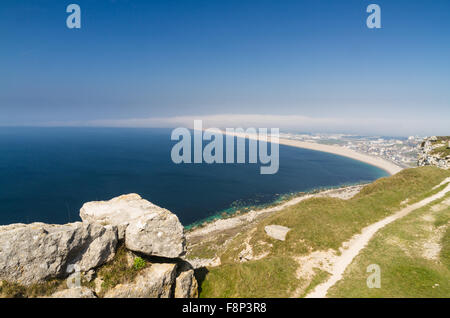 Chesil Bank verschwinden in einer Wolkenbank von Portland Bill gesehen. Weymouth, Dorset, England, Vereinigtes Königreich. Stockfoto