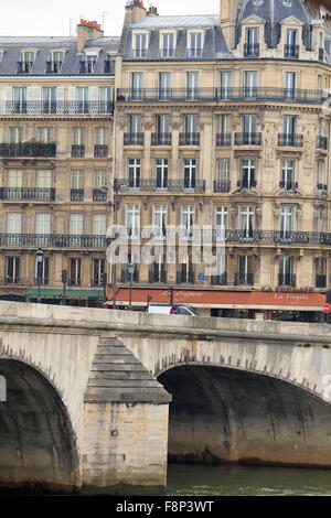 Blick über die Seine-Brücke in Richtung La Fregate Cafe Brasserie in der Nähe des Musée d ' Orsay in Paris, Frankreich Stockfoto