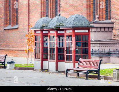 Straßenszene: Zeile der drei traditionellen Stil, altmodische verblasst am Straßenrand rote Telefonzellen in Kaunas, die zweite Stadt in Litauen Stockfoto