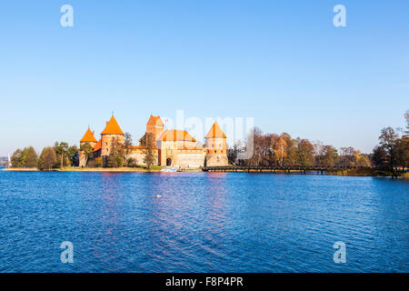 Landschaft: Trakai Schloss auf einer Insel im Lake Galve im Herbst, Trakai, eine historische Stadt und See Resort in Litauen, Osteuropa Stockfoto