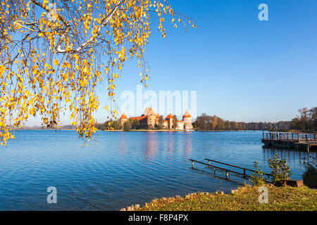 Landschaft: Trakai Schloss auf einer Insel im Lake Galve im Herbst, Trakai, eine historische Stadt und See Resort in Litauen, Osteuropa Stockfoto