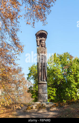 Hölzerne Statue Denkmal von Vytautas der große, Herrscher des Großfürstentums Litauen, auf dem Gelände der Burg Trakai, Trakai, Litauen mit blauem Himmel Stockfoto