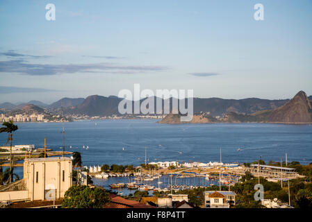 Blick auf Rio Stadtzentrum vom Parque Das Ruínas cultural Centre, Stadtteil Santa Teresa, Rio De Janeiro, Brasilien Stockfoto