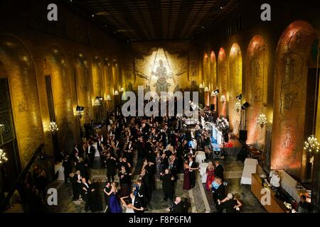 Stockholm, Schweden. 10. Dezember 2015. Gäste-Tanz in der goldenen Halle nach dem traditionellen Nobel-Bankett im Rathaus in Stockholm, die Hauptstadt von Schweden, 10. Dezember 2015. Bildnachweis: Ye Pingfan/Xinhua/Alamy Live-Nachrichten Stockfoto