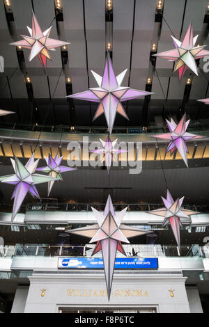 Weihnachtsschmuck Stern im Time Warner Center am Columbus Circle, NYC Stockfoto