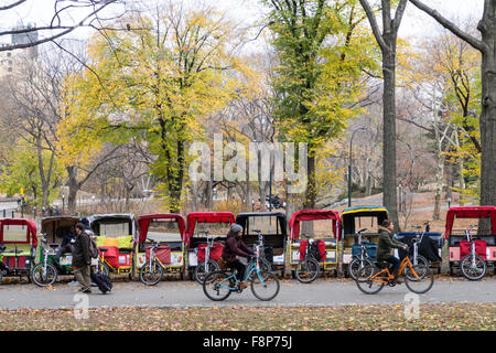 Pedicabs sind gesäumt, im Central Park, NYC Stockfoto