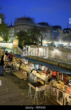 Neben der Kathedrale Notre Dame Ständen Bücher in Paris, Frankreich, Europa. Stockfoto