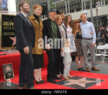 Hollywood, Kalifornien, USA. 9. Dezember 2015. I15796CHW. Ron Howard geehrt mit Stern auf der Hollywood Walk von Fame.6931 Hollywood Blvdin Front von Madame Tussauds Hollywood, Hollywood, CA.12102015.SETH GABEL, BRYCE DALLAS HOWARD, RON HOWARD, CHERYL HOWARD und REED HOWARD. © Clinton H. WallacePhotomundo International Fotos Inc © Clinton WallaceGlobe Fotos/ZUMA Draht/Alamy Live News Stockfoto