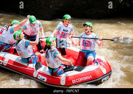 Norwegen Meisterfrauen-Team feiern ihren Sieg in Kopf-an-Kopf-Sprint-Rennen Kategorie während 2015 Rafting-Weltmeisterschaften. Stockfoto